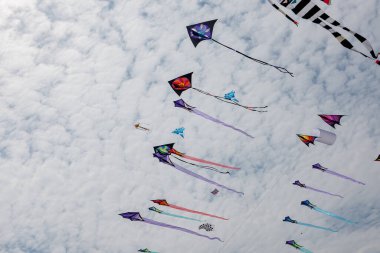 Mavi gökyüzü ve beyaz bulutlu uçurtmalar