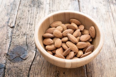 Tahta masadaki bademler