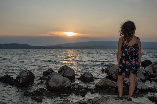 Yalnız kız gün batımını izliyor