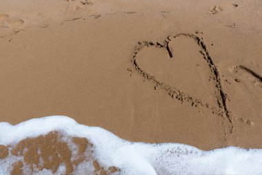 Kalp denizin kıyısında çizilir