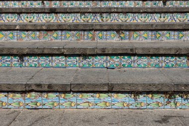 Caltagirone Sicilya 'dan polikrom seramik seramik kiremitli merdiven.