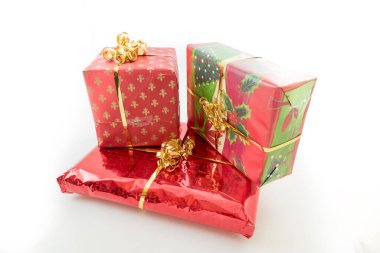 Beyaz arka planlı Noel hediyeleri