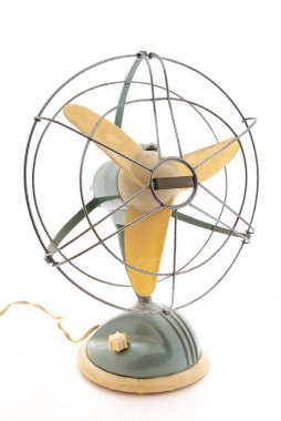 Beyaz arka planlı klasik elektrikli fan