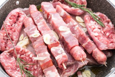 Şiş ve sosisler mangal için hazır.