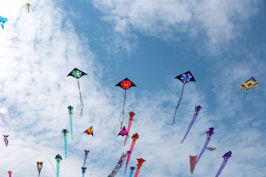 Mavi gökyüzü ve beyaz bulutlu uçurtmalar