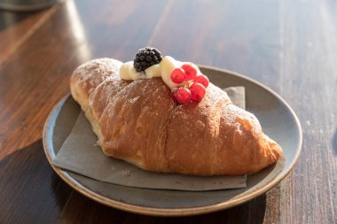 Böğürtlenli kremalı kruvasan