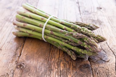 Bir avuç yeni toplanmış kuşkonmaz.