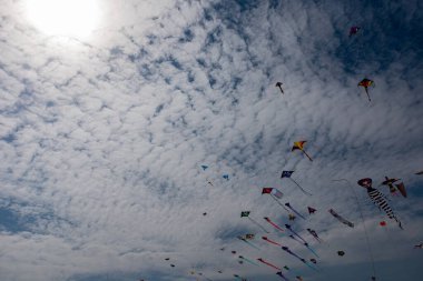 Mavi gökyüzü ve beyaz bulutlu uçurtmalar