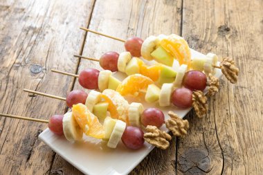 Sağlıklı meyve şişleri