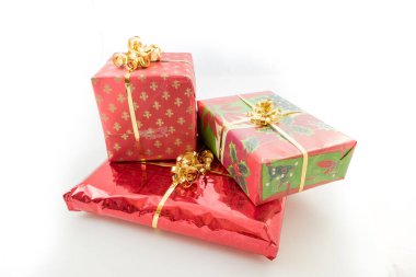 Beyaz arka planlı Noel hediyeleri