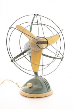 Beyaz arka planlı elektirikli vintage fan