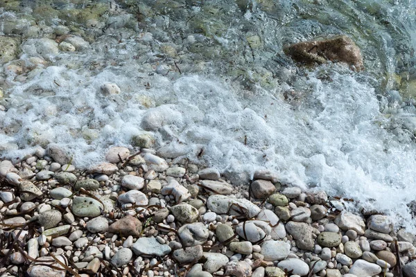 Strand Med Utsikt Över Stenar — Stockfoto