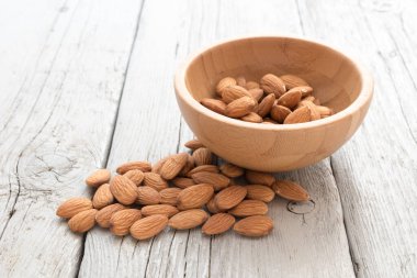 Tahta masadaki bademler