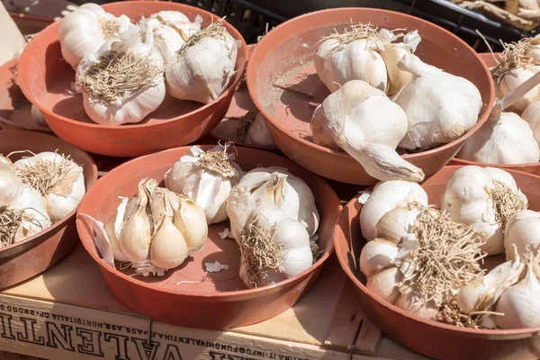 Knoblauch Auf Der Marktbank — Stockfoto