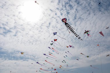 Mavi gökyüzü ve beyaz bulutlu uçurtmalar