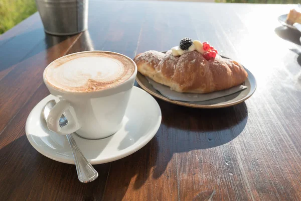 Petit Déjeuner Plage Avec Pâtes Capuccino — Photo