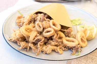 Kızarmış balık yakın.