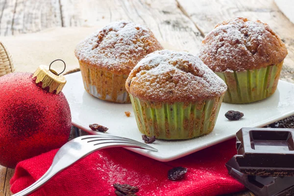 Muffins Una Mesa Madera Con Bola Navidad — Foto de Stock