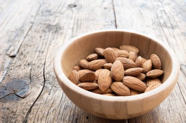 Tahta masadaki bademler