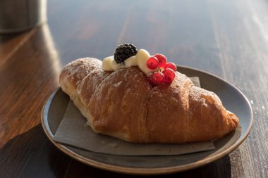 Böğürtlenli kremalı kruvasan