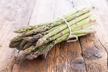 Bir avuç yeni toplanmış kuşkonmaz.