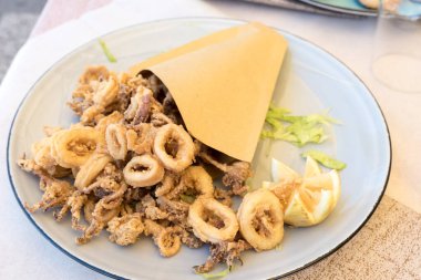 Çizgi filmde kızarmış balık.