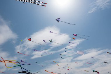 Mavi gökyüzü ve beyaz bulutlu uçurtmalar