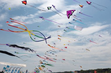 Mavi gökyüzü ve beyaz bulutlu uçurtmalar