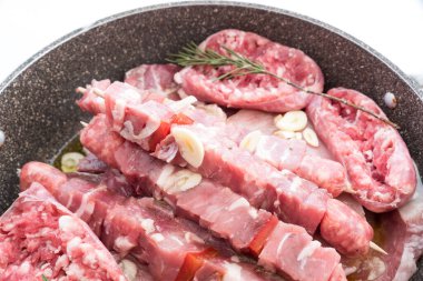 Şiş ve sosisler mangal için hazır.