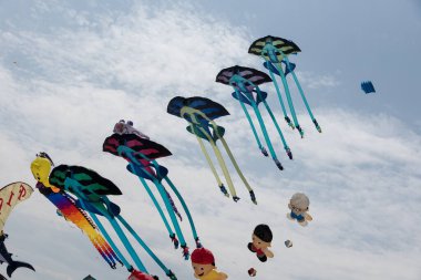 Mavi gökyüzü ve beyaz bulutlu uçurtmalar