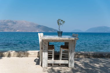 Yunanistan 'ın Kefalonia adasındaki restoran masası