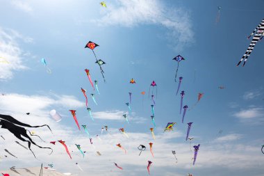 Mavi gökyüzü ve beyaz bulutlu uçurtmalar