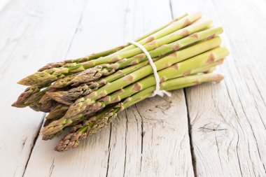 Bir avuç yeni toplanmış kuşkonmaz.