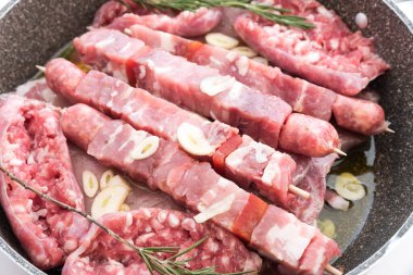 Şiş ve sosisler mangal için hazır.