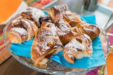 Kruvasan doldurulmuş kahvaltı manzarası