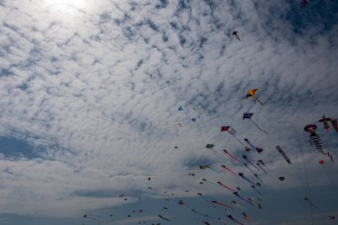 Mavi gökyüzü ve beyaz bulutlu uçurtmalar