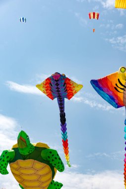 Mavi gökyüzü ve beyaz bulutlu uçurtmalar