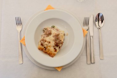 Bolonez lazanyası. Yakın çekim.