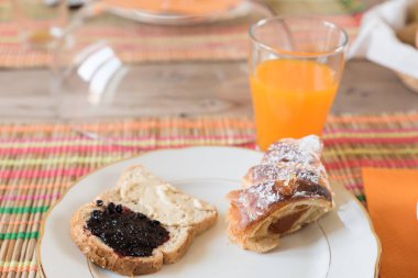 Kruvasan doldurulmuş kahvaltı manzarası