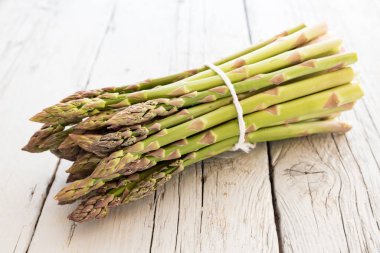 Bir avuç yeni toplanmış kuşkonmaz.