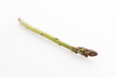 Bir avuç yeni toplanmış kuşkonmaz.