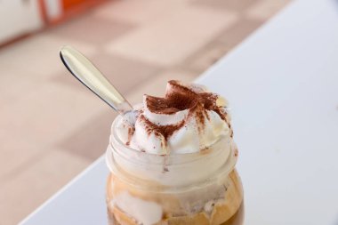 Dondurma ve kremalı kahve.