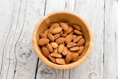 Tahta masadaki bademler