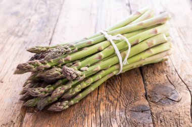 Bir avuç yeni toplanmış kuşkonmaz.