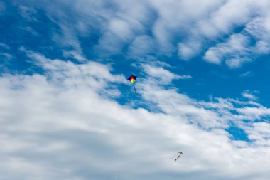 Gökyüzünde uçuşan renkli uçurtmalar