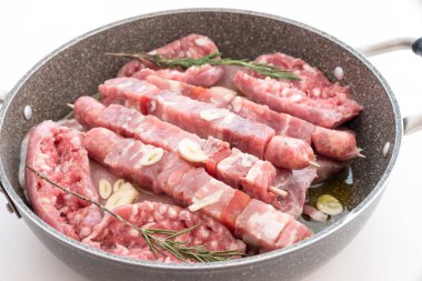 Şiş ve sosisler mangal için hazır.