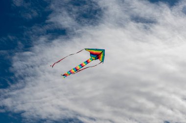 Gökyüzünde uçuşan renkli uçurtmalar