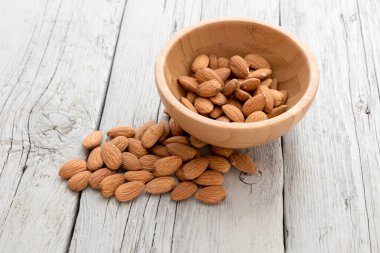 Tahta masadaki bademler