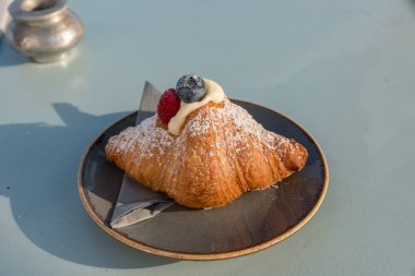 Kremayla dolu meyveli kruasan.