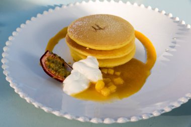 Mangolu ve kremalı krep.